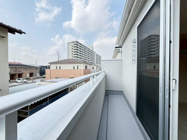リーブルファイン　岐阜市西中島５丁目第２　全6区画分譲のバルコニー|バルコニーは南向きで洗濯物もよく乾きます！強度と表面積硬度を持つFPRで防水しています。