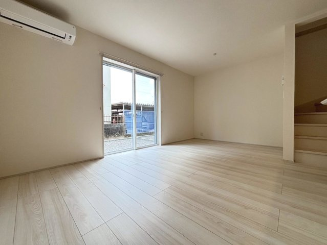 リーブルファイン　岐阜市西中島５丁目第２　全6区画分譲の居間・リビング|明るい日差しをふんだんに取り込んだリビングダイニングは家族の笑顔につつまれた素敵な空間になります。
一建設の家は精度が高く丈夫な工法を採用し、「住宅トップランナー基準」に対応しています。