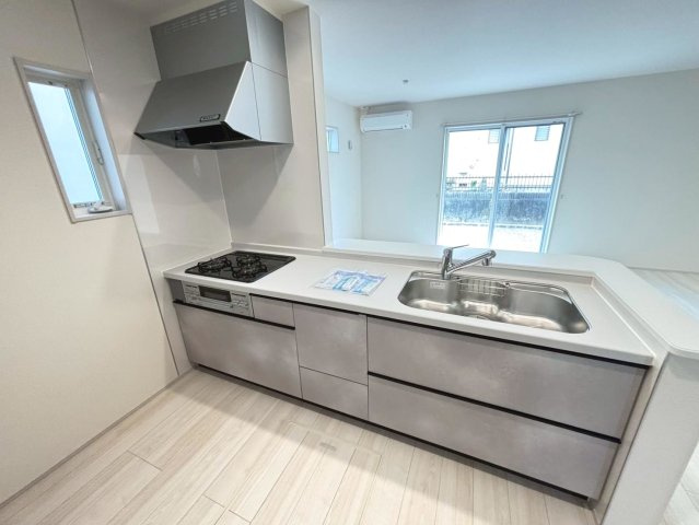 リーブルファイン　岐阜市西中島５丁目第２　全6区画分譲のキッチン|機能的で手入れがしやすいシステムキッチンでお掃除も楽々。蛇口は浄水器内蔵型で節湯CI対応水栓です。　
人造大理石カウンターやキッチンパネルなど明るくきれいにお使いいただけます。
