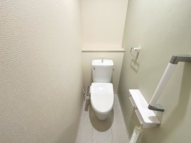 リーブルファイン　岐阜市西中島５丁目第２　全6区画分譲のトイレ|超表面平滑加工とイオンパワーの「セフィオンテクト」加工で、汚れが付きにくく落ちやすい仕様で清潔です。
便器にフチがないので汚れが隠れて見えない部分がありません。お手入れがとってもラクラクです。