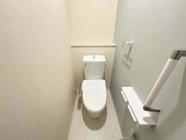 リーブルファイン　岐阜市西中島５丁目第２　全6区画分譲のトイレ|超表面平滑加工とイオンパワーの「セフィオンテクト」加工で、汚れが付きにくく落ちやすい仕様で清潔です。
便器にフチがないので汚れが隠れて見えない部分がありません。お手入れがとってもラクラクです。