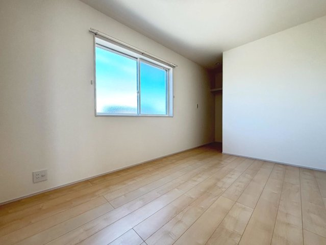 リーブルファイン　岐阜市西中島５丁目第２　全6区画分譲の寝室|すべての居室にはたっぷり収納できる大型のクローゼット、各室に２４時間換気システムを設置しています。
排気ファンから低風量で24時間強制排気し、家の中の空気をいつも新鮮に保ちます。
