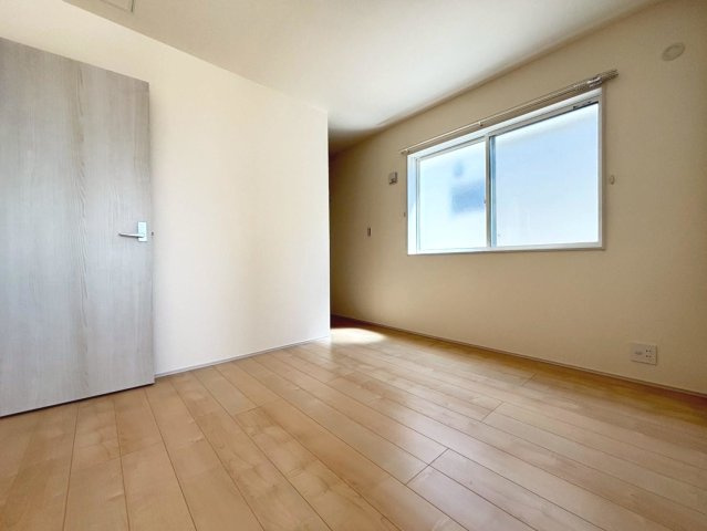 リーブルファイン　岐阜市西中島５丁目第２　全6区画分譲の洋室|全居室にたっぷり収納できる大型クローゼット、居室部分の窓ガラスには間に空気層を設けたペアガラスを採用。
高い断熱性と共にガラス面の結露対策にも効果を発揮します。