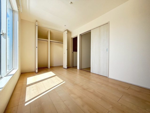 リーブルファイン　岐阜市西中島５丁目第２　全6区画分譲の洋室|全居室にたっぷり収納できる大型クローゼット、居室部分の窓ガラスには間に空気層を設けたペアガラスを採用。
高い断熱性と共にガラス面の結露対策にも効果を発揮します。