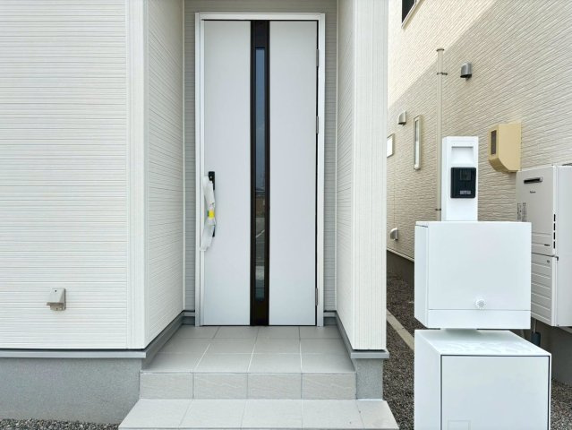リーブルファイン　岐阜市西中島５丁目第２　全6区画分譲の玄関|【ピッキング防止機能付き玄関ドア錠】玄関ドアの鍵は上下に２つあり、内側の下段は脱着サムターンキー。
鍵を不正に開錠されても、もう１つの鍵でピッキングを防ぎます。防犯性の高い仕様になっています。