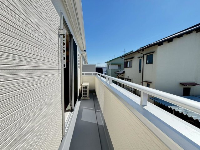 リーブルファイン　岐阜市西中島５丁目第２　全6区画分譲のバルコニー|バルコニーは南向きで洗濯物もよく乾きます！強度と表面積硬度を持つFPRで防水しています。