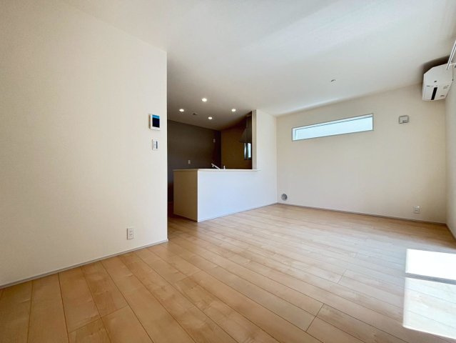 リーブルファイン　岐阜市西中島５丁目第２　全6区画分譲の居間・リビング|明るい日差しをふんだんに取り込んだリビングダイニングは家族の笑顔につつまれた素敵な空間になります。
一建設の家は精度が高く丈夫な工法を採用し、「住宅トップランナー基準」に対応しています。