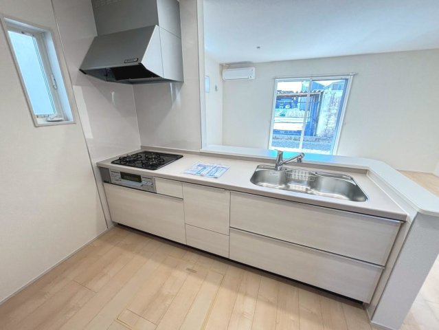 リーブルファイン　岐阜市西中島５丁目第２　全6区画分譲のキッチン|機能的で手入れがしやすいシステムキッチンでお掃除も楽々。蛇口は浄水器内蔵型で節湯CI対応水栓です。　
人造大理石カウンターやキッチンパネルなど明るくきれいにお使いいただけます。