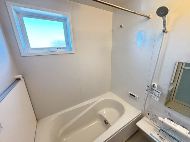 リーブルファイン　岐阜市西中島５丁目第２　全6区画分譲の浴室|明るく清潔感がある浴室。浴槽は環境にやさしい節水タイプ。浴槽内ステップで半身浴、親子入浴も安心です。
洗い場の床は乾きやすく滑りにくい快適仕様、水はけが良くカビの発生を軽減できます。
