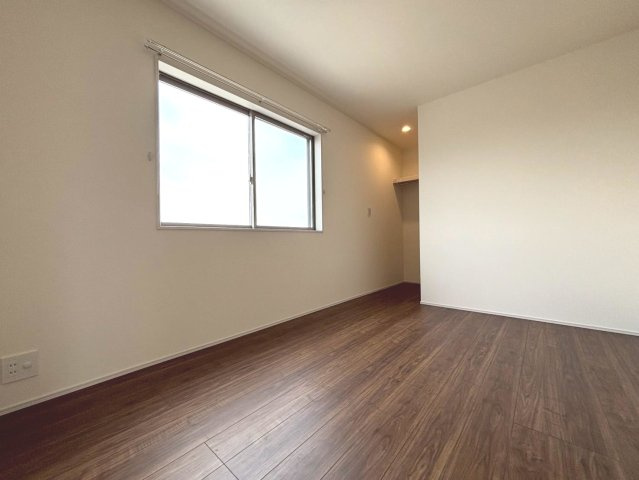 リーブルファイン　岐阜市西中島５丁目第２　全6区画分譲の寝室|すべての居室にはたっぷり収納できる大型のクローゼット、各室に２４時間換気システムを設置しています。
排気ファンから低風量で24時間強制排気し、家の中の空気をいつも新鮮に保ちます。
