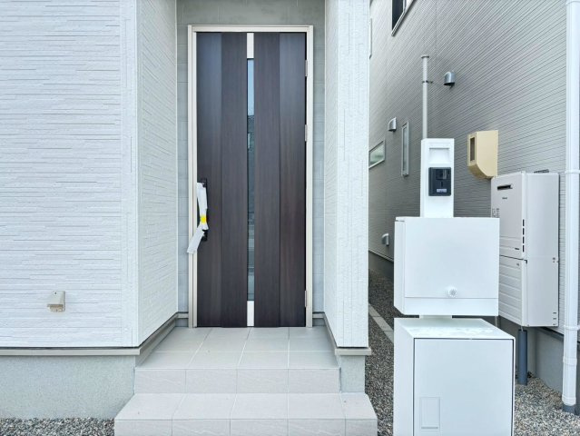 リーブルファイン　岐阜市西中島５丁目第２　全6区画分譲の玄関|【ピッキング防止機能付き玄関ドア錠】玄関ドアの鍵は上下に２つあり、内側の下段は脱着サムターンキー。
鍵を不正に開錠されても、もう１つの鍵でピッキングを防ぎます。防犯性の高い仕様になっています。