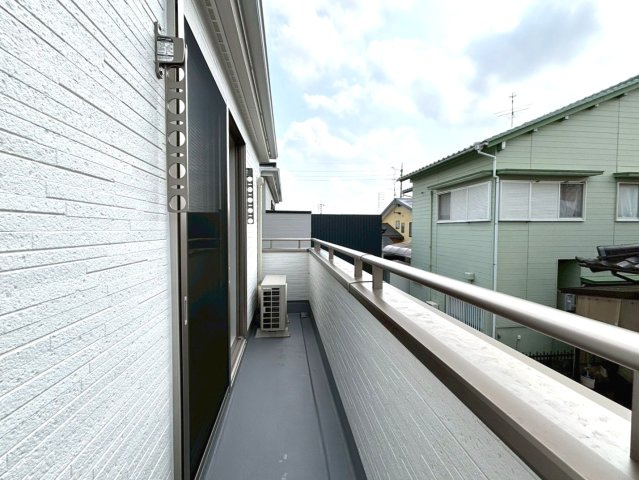 リーブルファイン　岐阜市西中島５丁目第２　全6区画分譲のバルコニー|バルコニーは南向きで洗濯物もよく乾きます！強度と表面積硬度を持つFPRで防水しています。