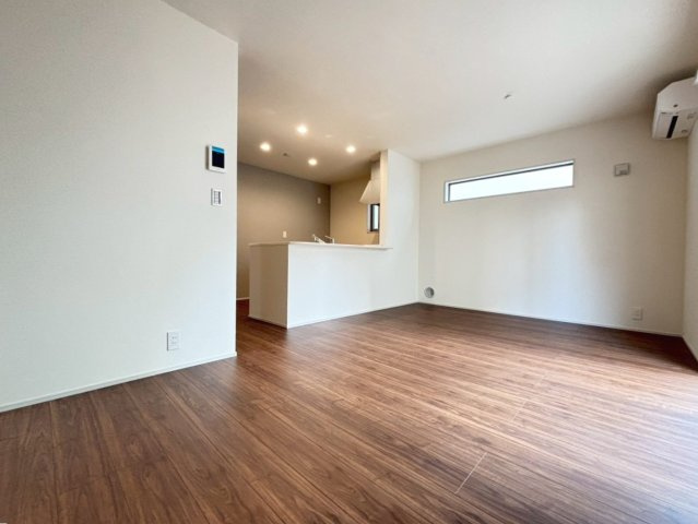 リーブルファイン　岐阜市西中島５丁目第２　全6区画分譲の居間・リビング|南向きで日当たりもよく大きな窓がリビング全体に光と風を運びます。ご家族でゆとりある暮らしができます。