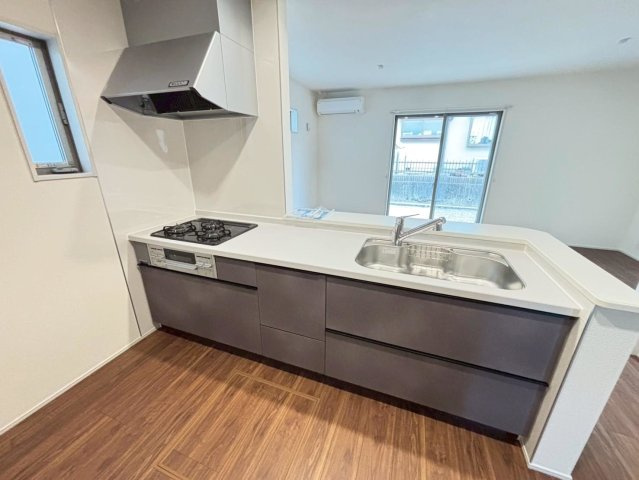 リーブルファイン　岐阜市西中島５丁目第２　全6区画分譲のキッチン|機能的なシステムキッチン。収納力に優れた大容量の引出。食器洗浄乾燥機も標準装備で家事軽減になります。
適材適所の収納が可能な大容量の引出しで、キッチン小物も大物もたっぷり収納できお掃除も楽々です。