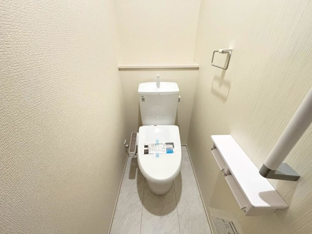 リーブルファイン　岐阜市西中島５丁目第２　全6区画分譲のトイレ|超表面平滑加工とイオンパワーの「セフィオンテクト」加工で、汚れが付きにくく落ちやすい仕様で清潔です。
便器にフチがないので汚れが隠れて見えない部分がありません。お手入れがとってもラクラクです。