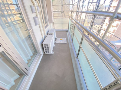 【バルコニー】 | サンパレス西八王子 | バルコニーは、室外の専用スペースのうち、「屋根がなく開放された空間」であるものを指します。ベランダより広いタイプのものが多く、日当たりもよいため家庭菜園などを楽しみたい人にとって適した環境となります。