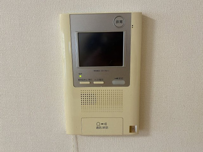 【防犯設備】 | サンパレス西八王子 | 当然のことではありますが、オートロックやセンサーライト、ホームセキュリティーなどの防犯設備があれば、小さいお子様がいるご家庭も安心ですよね！まず物件購入の際は、防犯設備もチェックするようにしましょう。