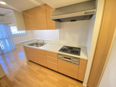 【キッチン】 | サンパレス西八王子 | 標準的なシステムキッチンの横幅は、165cm～300cm程度です。2100・2400・2550・2700などミリ単位で表記されます。普段どのように料理をするのかを想定しながら合ったサイズを選びましょう