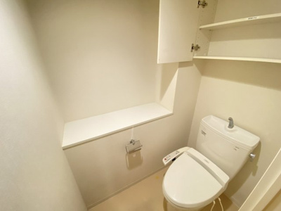 【トイレ】 | サンパレス西八王子 | トイレは大きさや形、機能、抗菌性などが異なる多種多彩なタイプが各メーカーから出ています。それぞれに良さがあるため、事前にどういったタイプのトイレがいいのかをご家庭内で決めて、内見に行くといいでしょう。