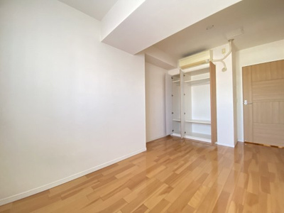 【洋室】 | サンパレス西八王子 | 洋室のメリットは重い家具が置きやすく、身の回りが整理しやすいことです。 床がフローリングのため畳とは異なり凹みにくいです。 クローゼットなど収納が豊富で、普段使わない旅行カバンや服の整頓も簡単にです。