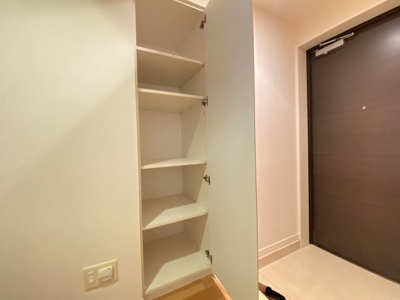 【収納】 | サンパレス西八王子 | デザイン性を重視しすぎて収納が少なかった！なんてことにならないため、事前に現地で収納の数を確認しておくことをお勧めします。クローゼット以外にも床下収納や屋根裏収納、パントリーなどもチェックしましょう。