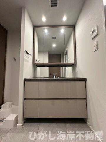 クリオ鵠沼海岸グランロワの独立洗面台|三面鏡化粧台