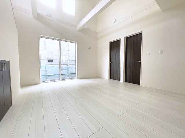 新築戸建・新築建売　郡山市芳賀三丁目　芳賀小・第四中の居間・リビング|窓が多くとても明るいリビング！