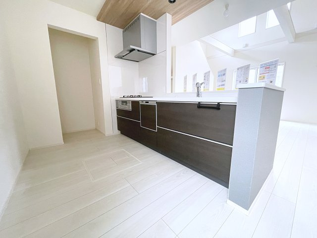 新築戸建・新築建売　郡山市芳賀三丁目　芳賀小・第四中のキッチン|キッチンはカウンターになっているのでリビング全体を見渡すことができます！