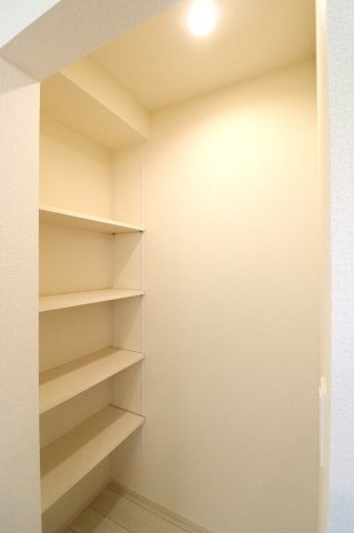 新築戸建・新築建売　郡山市芳賀三丁目　芳賀小・第四中の収納|パントリー収納は食品や防災グッズなどの保管に便利です！