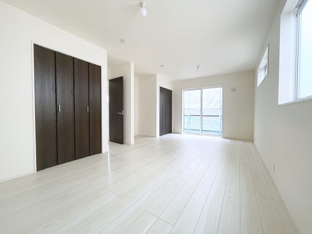 新築戸建・新築建売　郡山市芳賀三丁目　芳賀小・第四中の洋室|全居室収納完備！12.1帖の洋室には収納が2か所でお部屋もスッキリ！