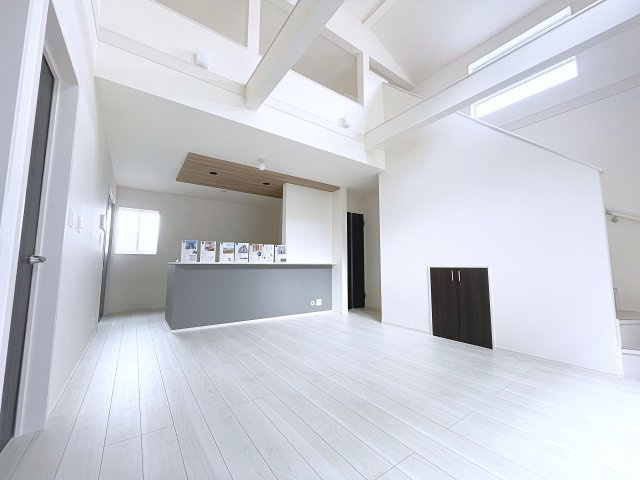新築戸建・新築建売　郡山市芳賀三丁目　芳賀小・第四中の居間・リビング|17帖のLDKは勾配天井で開放的！ご家族皆さんでくつろぐことができる空間です！