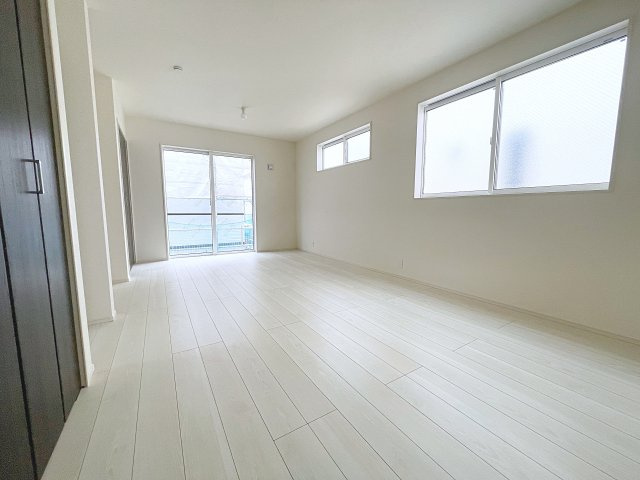 新築戸建・新築建売　郡山市芳賀三丁目　芳賀小・第四中の洋室|12.1帖の洋室は間仕切りで分割可能です！お子様の成長に合わせて間取り変更ができます！