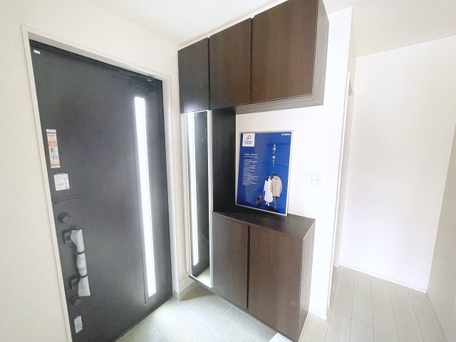 新築戸建・新築建売　郡山市芳賀三丁目　芳賀小・第四中の玄関|大容量のシューズボックスには全身鏡がついているので、お出かけ前の身だしなみチェックもバッチリです！