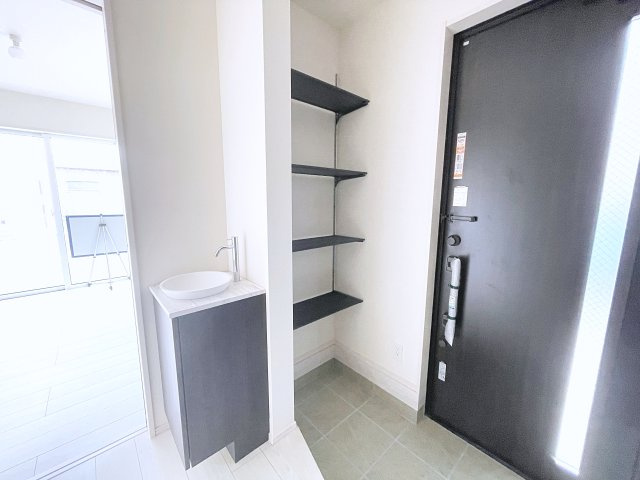 新築戸建・新築建売　郡山市芳賀三丁目　芳賀小・第四中の玄関|玄関には手洗い場があるので、帰宅後にすぐ手洗いができるので便利！