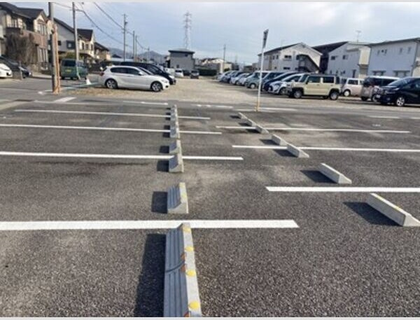 ファミール丁田の駐車場