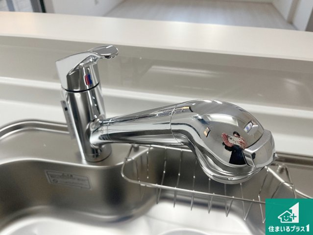 神戸市垂水区塩屋北町　新築一戸建ての設備|浄水器を内蔵！炊飯時、お茶を作る時に安心してお水を使えます！お湯と冷水、浄水と原水、シャワーの切替えもワンタッチです！