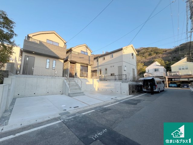 神戸市垂水区塩屋北町　新築一戸建ての前面道路含む現地写真|周辺は閑静な住宅街！前面道路広々で車の出し入れも便利です。駐車が苦手な方でも安心して車庫入れできます！