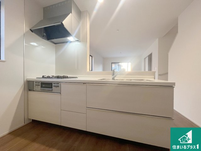 神戸市垂水区塩屋北町　新築一戸建てのキッチン|リビングと統一感があり、使い勝手のいいキッチン。広々としているので、二人並んで作業が出来ちゃいます。お子様と一緒に色々なお料理に挑戦できるスペースがあります。
