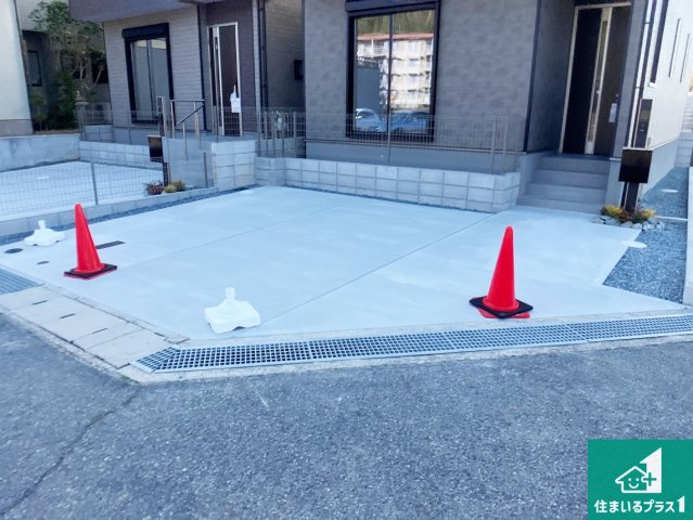 神戸市垂水区桃山台　新築一戸建ての駐車場|並列２台駐車可能！ゆとりの駐車スペースで車庫入れもスムーズ！
