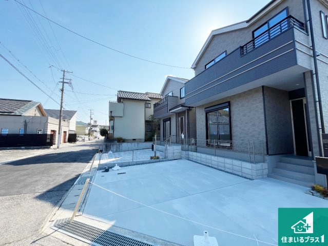 神戸市垂水区桃山台　新築一戸建ての前面道路含む現地写真|周辺は閑静な住宅街！前面道路広々で車の出し入れも便利です。駐車が苦手な方でも安心して車庫入れできます！
