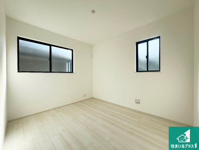 神戸市垂水区桃山台　新築一戸建ての洋室|シンプルな洋室は、自分好みのインテリアが楽しめます♪ご家族とインテリアや家具を選びに行くのは新築購入時の醍醐味の一つです。ぜひお楽しみください♪