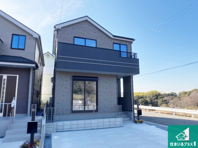 神戸市垂水区桃山台　新築一戸建ての外観|周辺は落ち着いた街並みの住宅地！子育てがしやすい住環境です！気になることがありましたら、お気軽にお問い合わせください！