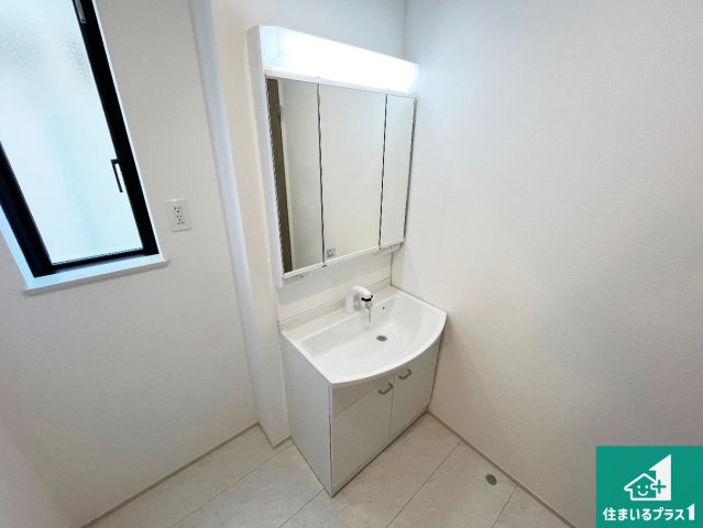 神戸市垂水区桃山台　新築一戸建ての独立洗面台|清潔感のある洗面台です。フラットな鏡は掃除がしやすく毎日清潔！鏡裏には収納があるのでスッキリとした洗面台が保てます。