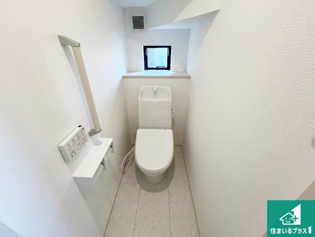 神戸市垂水区桃山台　新築一戸建てのトイレ|1・2階の2ヶ所にあるので、朝の忙しい時間の順番待ちもなく、深夜の利用にも大変便利です。