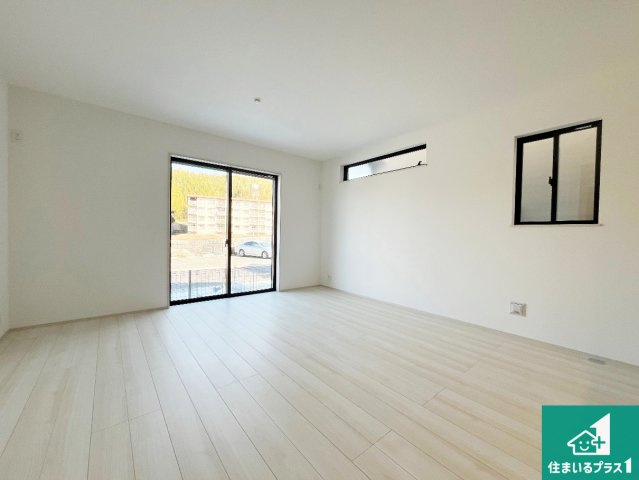 神戸市垂水区桃山台　新築一戸建ての居間・リビング|日当たり良好の明るいリビングで朝の目覚めもスッキリできそう！対面キッチンでご家族のコミュニケーションも自然と増える設計！小さなお子様が遊ぶスペースを作っても広々とくつろげるLDK！