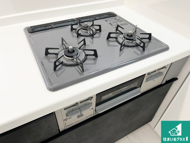 神戸市垂水区桃山台　新築一戸建ての設備|ダブル高火力Ｓｉセンサー付きコンロ！３口あるので、まとめて料理をする時も大活躍！