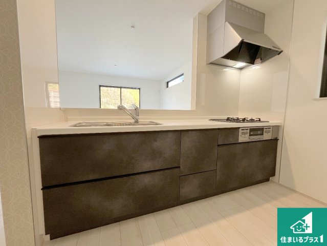 神戸市垂水区桃山台　新築一戸建てのキッチン|子供を見守りながらお料理が出来るため家族のコミュニケーションか増えます♪スペースが広く確保されている為お子様が大きくなったときは一緒に料理を楽しめます♪