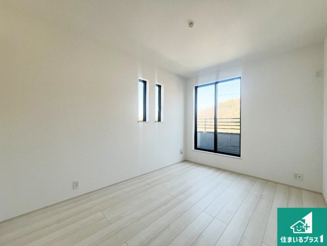 神戸市垂水区桃山台　新築一戸建ての洋室|寝室は心地よい眠りについてもらいたくて、シンプルかつ開放的な空間な設計にしています！大きな窓から差し込む日が心地いいです♪