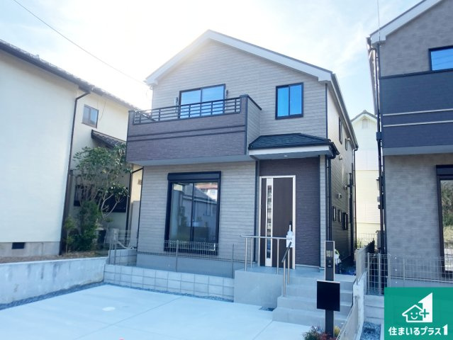 神戸市垂水区桃山台　新築一戸建ての外観|周辺は落ち着いた街並みの住宅地！子育てがしやすい住環境です！気になることがありましたら、お気軽にお問い合わせください！