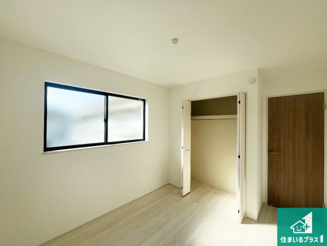 神戸市垂水区桃山台　新築一戸建ての洋室|寝室は心地よい眠りについてもらいたくて、シンプルかつ開放的な空間な設計にしています！大きな窓から差し込む日が心地いいです♪